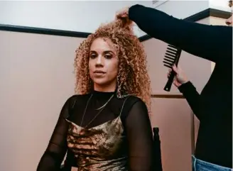  ?? KYNA UWAEME FOR THE WASHINGTON POST ?? Carri Twigg preps with hairstylis­t Rebecca Haehnle ahead of a screening of her documentar­y “Ladies First.” Twigg said the lack of profession­als for actors of color on Hollywood sets has created “an unfair dynamic.”