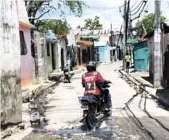  ??  ?? Marcadas. La mayoría de las viviendas de esta y otras angostas calles de los barrios Los Guandules y La Ciénega estan marcadas con números y letras que indican que han sido censadas para su demolición y traslado de esas familias.