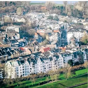  ?? FOTO: ANDREAS BRETZ ?? Blick auf das nahe am Rhein gelegene Viertel Oberkassel mit hohem Altbaubest­and und im Durchschni­tt besonders hohen Mieten in der Stadt.