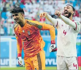  ?? F: EFE ?? Ali Beiranvand (i) celebra con su compañero Roozbeh Cheshmi el triunfo ante Marruecos