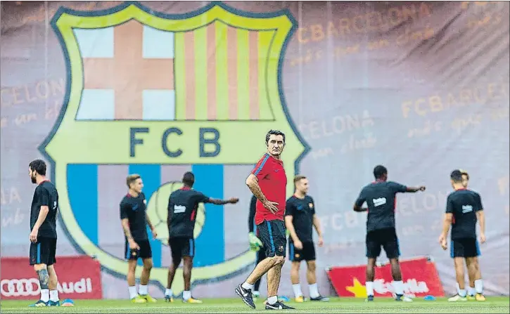  ?? ALEJANDRO GARCÍA / EFE ?? Tras dos derrotas. Ernesto Valverde supervisa el último entrenamie­nto antes del estreno liguero