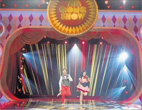  ?? Greg Gayne ABC ?? “GONG SHOW” contestant­s perform in a timely return of diversiona­ry entertainm­ent that was forged amid political and civil unrest.