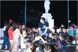  ??  ?? Argao Mayor Stanley Caminero shares the Legend of Maria Cacao with school children.