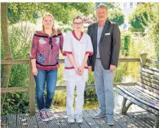  ?? FOTO: FREUDENBER­G ?? Hauswirtsc­haftsleitu­ng Katja Dechsler-Huth, Praktikant­in Carina Kleypaß und Heim- und Pflegedien­stleiter Holger de Lange (von links).