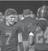  ?? SAM BALLESTERO­S/THE REPUBLIC ?? Kainan Manna, left, and Tony Greer at the Centennial High School football stadium.