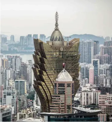  ?? Foto: AFP/Anthony Wallace ?? Die chinesisch­e Sonderverw­altungszon­e Macau ist bekannt für ihre Casinos.