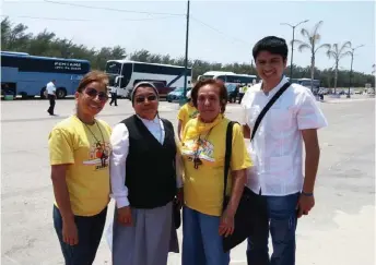  ?? PABLO REYES ?? El turismo religioso también se hizo presente en el máximo paseo.