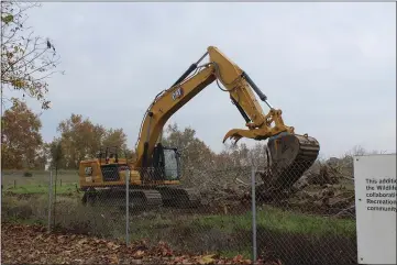  ?? PHOTOS BY JAKE HUTCHISON — ENTERPRISE-RECORD ?? Constructi­on continues near the Sacramento River for a reclamatio­n project outside Hamilton City on Thursday.