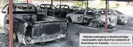  ?? / MANDLA KHOZA ?? Vehicles belonging to Bushbuckri­dge municipali­ty were burnt by residents at Dwarsloop on Tuesday.