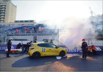  ?? (Photos Manu Vitali & Michael Alesi / Dir.Com.) ?? Faux accident et fumigènes, mais vrais moyens de secours.