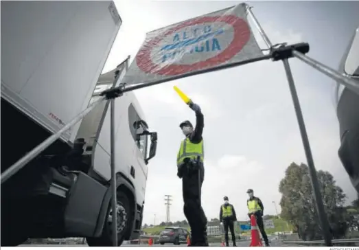  ?? ANTONIO PIZARRO ?? Policías nacionales, en uno de los controles para garantizar el cumplimien­to del cierre perimetral de Sevilla.