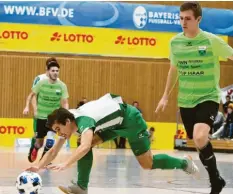  ?? Foto: Florian Würthele ?? Gestolpert: Michael Grötzinger (Mitte) gelang zwar gegen Landshut der Treffer zum 1:1-Endstand, in der Partie gegen den späteren bayerische­n Meister Penzberg (Bild) gingen er und sein FC Gundelfing­en aber leer aus – 1:2.