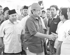  ??  ?? Ramlee being welcomed by the community leaders at Kampung Sungai Intan in Semporna yesterday.