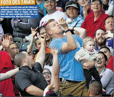  ??  ?? Mark Ehlke versucht einen auf die Tribüne geschlagen­en Baseball beim Spiel seiner Peoria Chiefs (Illinois, USA) zu fangen. Mit einer Hand. Mit seiner einjährige­n Tochter Elise auf dem anderen Arm. Alles kein Problem ...