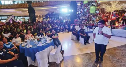  ?? AMPER CAMPAÑA ?? ■ MIDAYEG: Si Cebu City Vice Mayor Edgar Labella (ibabaw) mihatag sa iyang mensahe atol sa Cebu City Police Advisory Councils Summit 4th General Assembly sa Robinsons Galleria, Barangay Carreta, dakbayan sa Sugbo sa Lunes, Nobiyembre 19. Si Labella (tuo nga hulagway, tunga) midawat sa travel pillow gikan kang Cebu City Police Advisory Council Chairman Joel Garganera (tuo) ug Cebu City Police Director Sr.Superinten­dent Royina Garma (wala) human siya mamulong. /