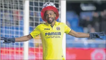  ??  ?? FELIZ. Bakambu celebró el primer gol del partido poniéndose un sombrero que le tiraron de la grada.