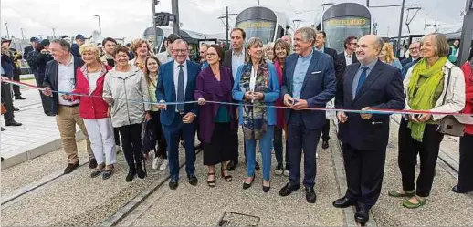  ?? Foto: Laurent Blum ?? In Begleitung von vielen Politikern durchschne­iden Bürgermeis­terin Lydie Polfer, Mobilitäts­minister François Bausch und Luxtram-Direktor André Von Der Marck das rot-weiß-blaue Band.