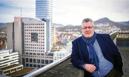  ??  ?? Seit zehn Jahren an der Spitze des Jenoptik-Konzerns: Michael Mertin. Nun vollzieht sich an der Unternehme­nsspitze ein Wechsel. Foto: Tino Zippel