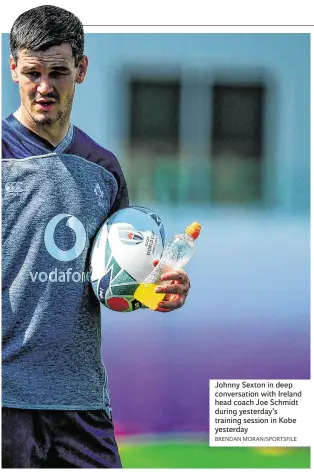  ?? BRENDAN MORAN/SPORTSFILE ?? Johnny Sexton in deep conversati­on with Ireland head coach Joe Schmidt during yesterday’s training session in Kobe yesterday