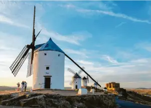  ?? Foto: Jens Kalaene/tmn ?? Die Windmühlen und die Burg von Consuegra auf dem Hügel Calderico – die Region diente Miguel de Cervantes als Vorlage der Kulisse für „Don Quijote de la Mancha“.