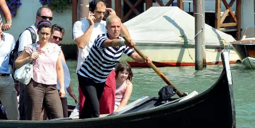  ?? Apripista ?? Giorgia Boscolo, in servizio al traghetto di San Tomà nel 2009. E’ stata la prima donna sostituto gondoliere, anche se poi non ha proseguito (foto Vision)