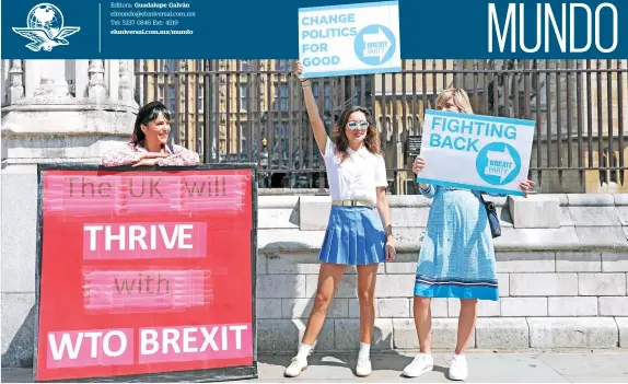  ??  ?? Manifestan­tes a favor de la salida británica de la Unión Europea y seguidores del Partido Brexit, ayer afuera del Parlamento, en Londres.