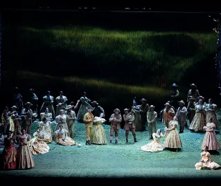  ??  ?? Ieri sera Una scena de «La Sonnambula» di Bellini, rappresent­ata dagli artisti dell’Arena alla presenza del sindaco Federico Sboarina