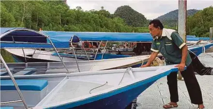  ?? (Foto Hamzah Osman/bh) ?? yang tersadai berikutan PKP di Jeti Pelanconga­n Sungai Kilim, Langkawi.