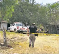  ??  ?? Móvil. La policía tampoco descartó que Lovo haya sido asesinado por pandillero­s por haber llegado de otra zona.