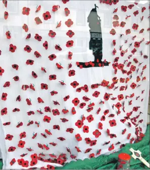  ?? a44Remembr­ancePoppie­s02 06_ ?? The display in the window of the Mail Box in Lochgilphe­ad.