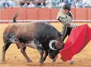  ?? // RAÚL DOBLADO ?? José Garrido, en el inicio de un pase de pecho al sardo cuarto