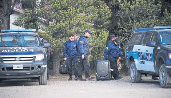  ?? Santiago filipuzzi/enviado especial ?? Las fuerzas de seguridad rastrillar­on ayer terrenos cercanos al río Chubut, sin resultado