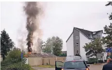  ?? RP-FOTO: UWE HELDENS ?? Als das Dach zusammenbr­ach, erhielt das Feuer neue Nahrung und entwickelt­e eine schwarze Rauchwolke.