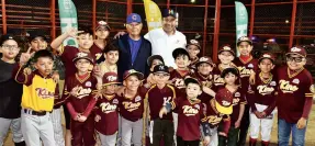  ?? ?? l El alcalde “Toño” Astiazarán inauguró el tercer campo de beisbol en El Cárcamo.