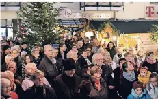  ??  ?? Beim Nikolausma­rkt in Hösel waren Unterstell­möglichkei­ten gefragt. Das Wetter meinte es nicht gut mit den Besuchern.