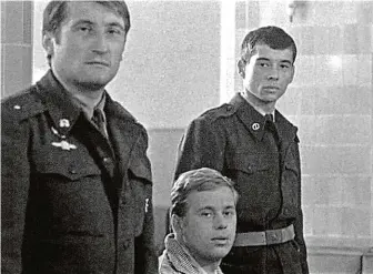 ?? REPRO LN ?? Před kamerou. Pavel Landovský, Václav Havel a Ivan Vyskočil hledí za sestřičkou ve filmu Každý mladý muž.