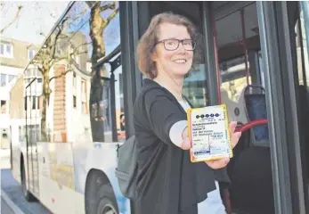  ?? FOTO: KATRIN NEEF ?? Ulrike Russ hat im Alter von 54 noch mal eine Ausbildung begonnen. Mit einer Schülermon­atskarte fährt sie im Bus zur Arbeit und in die Berufsschu­le.