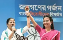  ?? ANI ?? Rough and tumble: West Bengal Chief Minister Mamata Banerjee with Trinamool candidate, Mahua Moitra during a rally in Nadia.