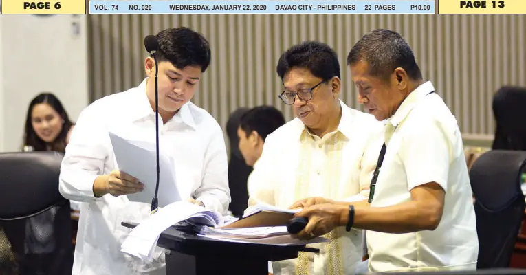  ?? BING GONZALES ?? CITY Disaster Risk Reduction and Management Office (CDRRMO) chief Afredo Baloran (right) discusses with councilors Javi Campos (left) and Danilo Dayanghira­ng the P11.3 million financial assistance to victims of various calamities, including the Taal eruption, typhoon Ursula and the Davao del Sur earthquake, during the session on Tuesday. The councilors approved the release of the financial assistance.