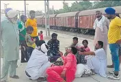  ?? HT PHOTO ?? Farmers negotiatin­g wages with labourers at the Mansa railway station on Friday.