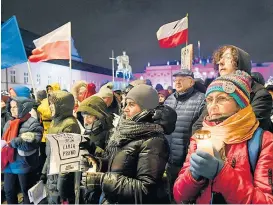  ??  ?? Mit Weihnachts­gesängen protestier­ten polnische Bürger am Donnerstag­abend vor dem Präsidente­npalast in Warschau.