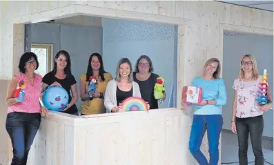  ?? FOTO: KRAUSE ?? Freuen sich auf den Start in der kommenden Woche mit vielen neuen Materialie­n für die Kinder: Evelyne Honer, Verena Merz, Anita Herzog, Laura Keller, Julia Rombach, Patricia Radovic und Anita Gröger (v.l.).