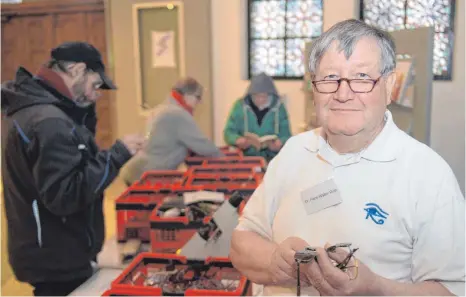  ?? FOTO: DPA ?? Der Mann für klare Sicht: Augenarzt Hans-Walter Roth sammelt gebrauchte Brillen und stellt sie bedürftige­n Menschen zur Verfügung.