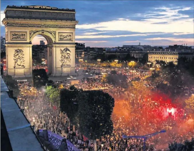  ??  ?? FELICIDAD. La afición francesa festejó la clasificac­ión de su selección para el Mundial de Rusia.