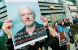  ?? ?? “Papà” di Wikileaks Manifesto con Assange