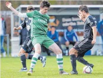  ?? FOTO: VOLKER STROHMAIER ?? Der SV Alberweile­r (links Tom Bailer) empfängt im Viertelfin­ale des Bezirkspok­als den Bezirkslig­a-Primus SV Mietingen.