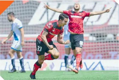  ?? FOTO: MEXSPORT ?? Diego Rigonato festeja con todo su anotación en el Nemesio Díez. /