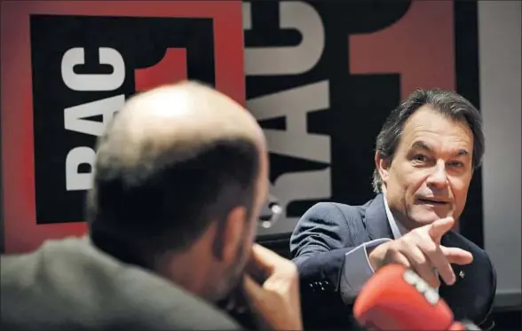  ?? DAVID AIROB ?? El presidente de la Generalita­t en funciones, Artur Mas, durante la entrevista concedida ayer a RAC1