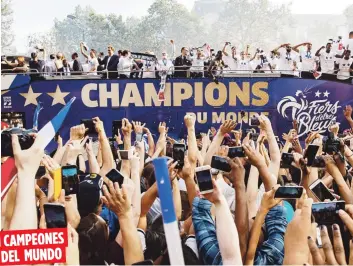  ??  ?? Mostrando el trofeo dorado, la selección nacional de Francia desfiló en un autobús por la famosa avenida Campos Elíseos, abarrotada por decenas de miles de franceses.