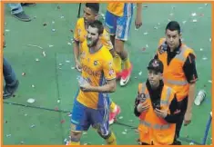  ??  ?? André Gignac le sacó la lengua a la afición, agredió a un reportero y no salió a recibir su medalla de 2do. lugar